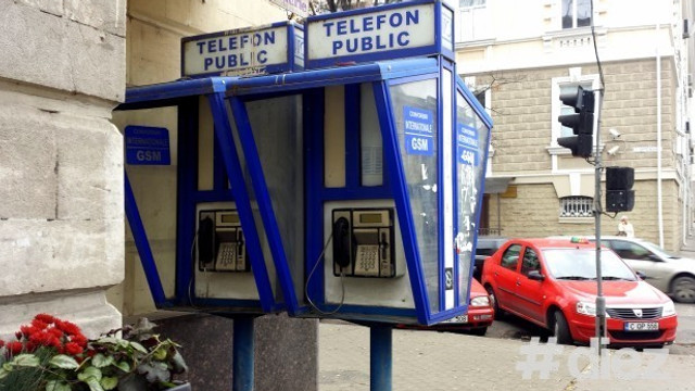 Telefoanele publice în Chișinău | Câte mai sunt și cine le folosește