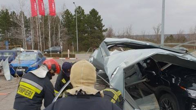 VIDEO/FOTO | Un bărbat a rămas blocat într-un automobil și patru mașini au fost avariate din cauza vântului puternic