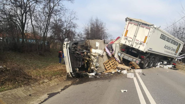 Grav accident rutier peste Prut. Circulația pe traseul Albița-Iași, blocată