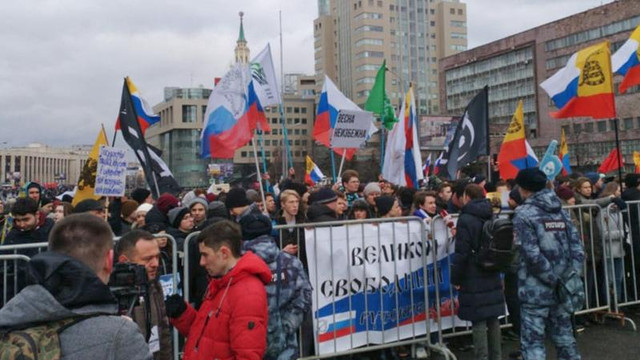FOTO/VIDEO | Mii de oameni au protestat la Moscova și alte orașe din Rusia față de restricțiile pe internet