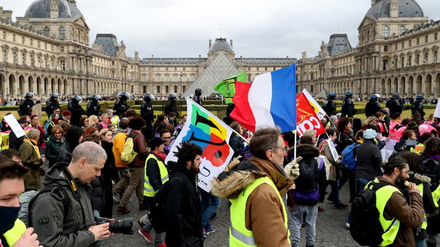 O nouă sâmbătă de manifestații ale „vestelor galbene”, încheiată cu ciocniri cu forțele de ordine, în Franța