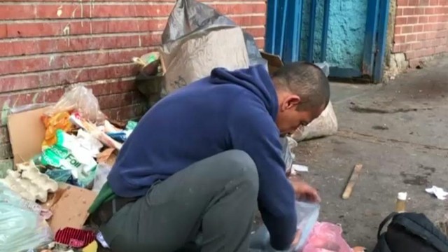 Venezuela. 90% din țară, în sărăcie. Oamenii caută în gunoi pentru a se hrăni