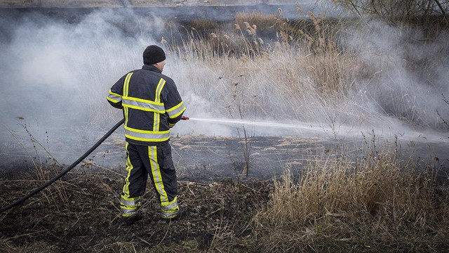 În ultimele 24 de ore, iarba a ars pe suprafețe întinse, fiind afectate 194 de hectare. Avertismentul pompierilor 