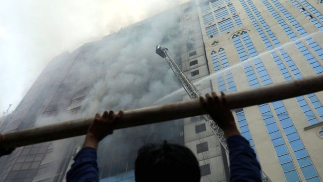 VIDEO | Incendiu de amploare în capitala statului Bangladesh. Unele persoane încearcă să sară pe geam pentru a se salva de flăcări