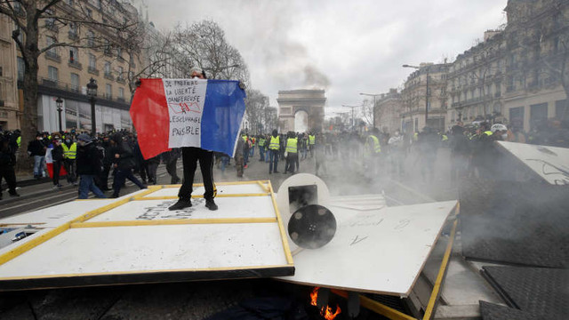 Franța | Violențe la Paris. „Vestele galbene” au ridicat baricade pe Champs Elysées, la patru luni de la debutul protestelor