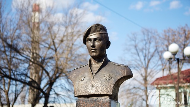 FOTO | Un bust al polițistului Ghenadie Iablocichin, căzut în lupta pentru integritatea țării, a fost dezvelit la Chișinău  
