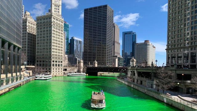 Cum arată râul Chicago, colorat în verde de Saint Patrick’s Day, prin obiectivul unei tinere din Moldova