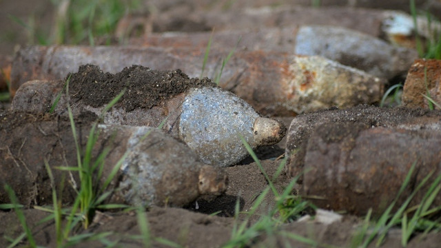 FOTO | Arsenal impresionant de muniții, descoperit de un localnic din Ștefan Vodă în timp ce muncea pe câmp