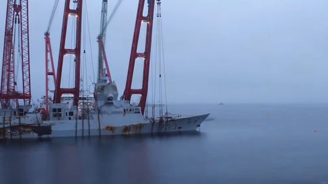 VIDEO | Fregata Helge Ingstad a fost scoasă din apă. Nava de război de 370 de milioane de euro ar putea avea un sfârșit trist