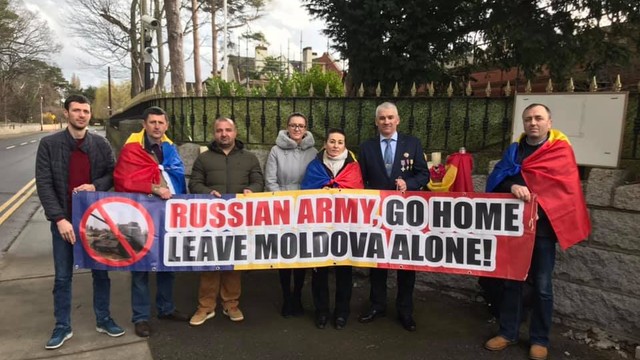 Pichet al moldovenilor la Ambasada Rusiei din Irlanda, cu un mesaj adresat lui Igor Dodon de un veteran al războiului de pe Nistru