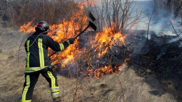 Peste 50 de focare de vegetație stinse de pompieri, în ultimele 24 de ore. Mai mult de 130 hectare au fost cuprinse de flăcări