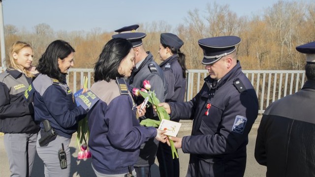 VIDEO | Polițiștii de frontieră din R. Moldova și România și-au oferit reciproc mărțișoare
