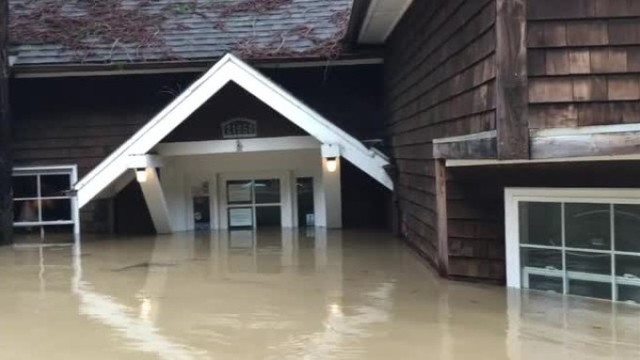 Inundații în nordul Californiei | O persoană decedată, 2.000 de case inundate și zeci de mii de evacuați
