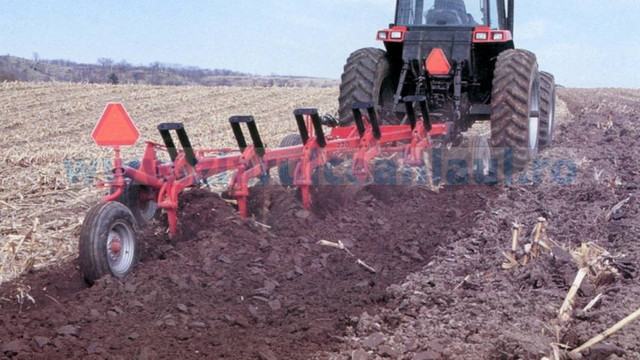 Atenționare pentru agricultori, în condițiile lipsei precipitațiilor: evitarea lucrărilor în exces a solului pentru a păstra rezervele de umiditate