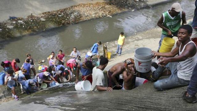 De cinci zile, Venezuela este în beznă. Oamenii se calcă în picioare pentru apa de canal

