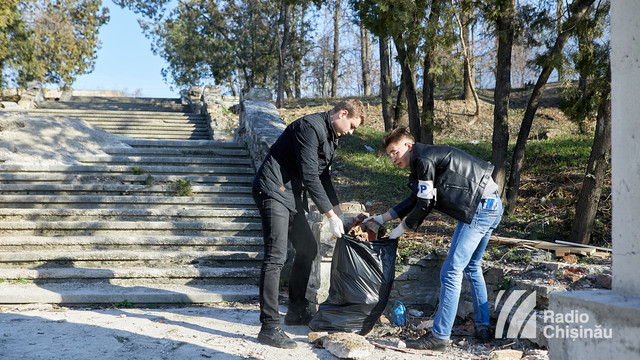 FOTO | Acțiune de salubrizare a Cimitirului Eroilor din Chișinău, organizată de Asociația Unirea ODIP