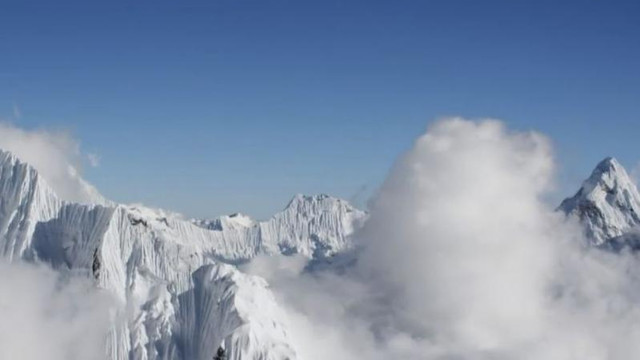Topirea ghețarilor de pe Everest a scos la iveală trupurile a zeci de alpiniști morți pe munte