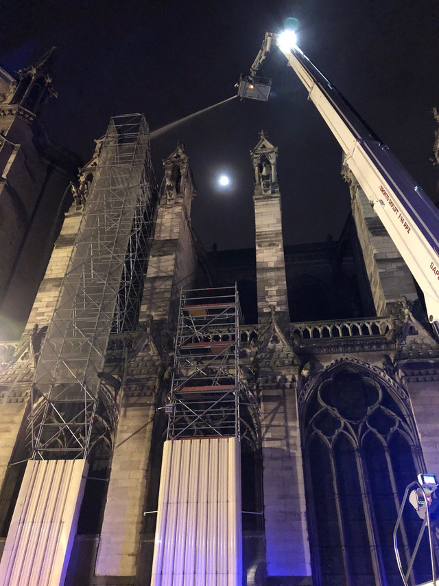 VIDEO/FOTO | Cum arăta în această dimineață Catedrala Notre-Dame, afectată de un incendiu devastator
