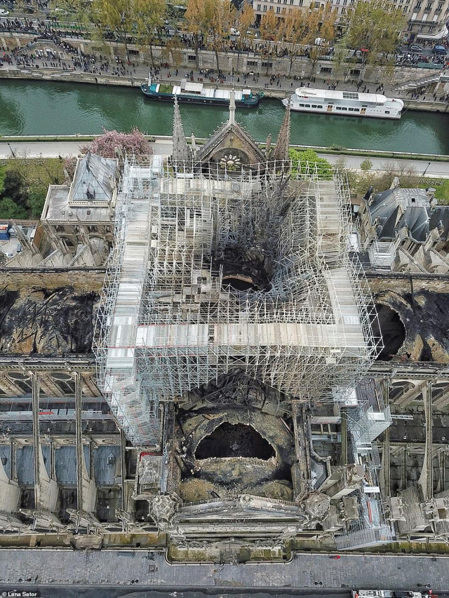Imagini de la Catedrala Notre-Dame după incendiu