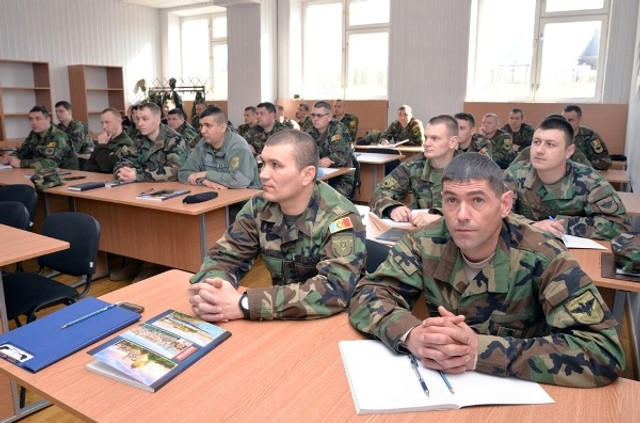Ofițeri ai Armatei Naționale, instruiți de experți militari francezi și germani la Napoli