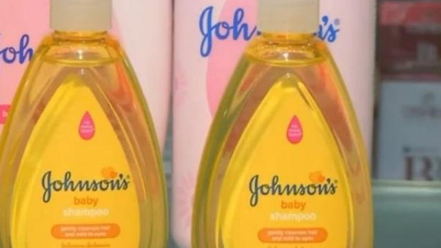 Șamponul pentru bebeluși Johnson & Johnson ar conține substanțe cancerigene