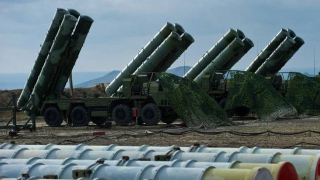 Rusia va începe în iulie livrarea sistemelor antirachetă S-400 către Turcia