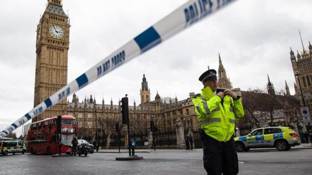 Londra | Poliția a tras focuri de armă după ce un șofer a lovit intenționat mașina ambasadorului Ucrainei