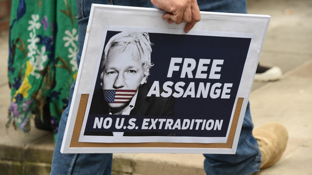 Tatăl lui Julian Assange, fondatorul WikiLeaks, cere guvernului australian repatrierea fiului său