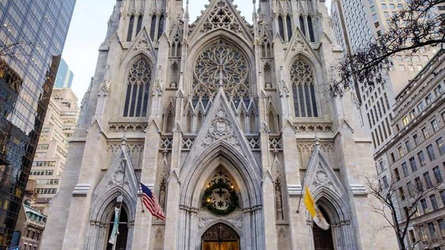 Un bărbat a fost arestat în Catedrala Saint-Patrick din New York, având asupra lui bidoane cu benzină