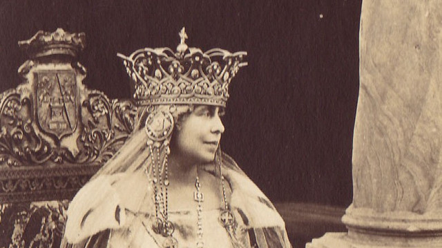 Coroana purtată de Regina Maria a României și steagul liturgic al lui Ștefan cel Mare, expuse la Luvru