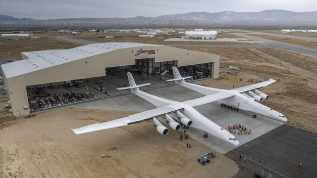 FOTO/VIDEO | Cel mai mare avion din lume, proiectat să lanseze sateliți în spațiu, a făcut primul zbor, în SUA