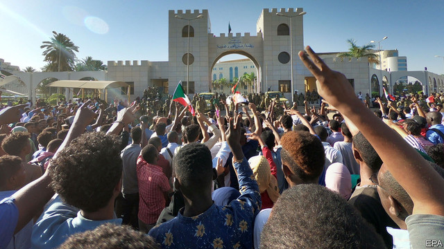 Proteste de amploare în capitala Sudanului, după demiterea președintelui Omar al-Bashir, pentru  instaurarea unei guvernări civile