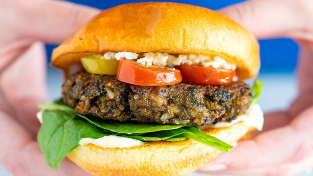 UE poate INTERZICE companiilor alimentare vegetariene să folosească în comerț termeni ca „burger” sau „lapte”