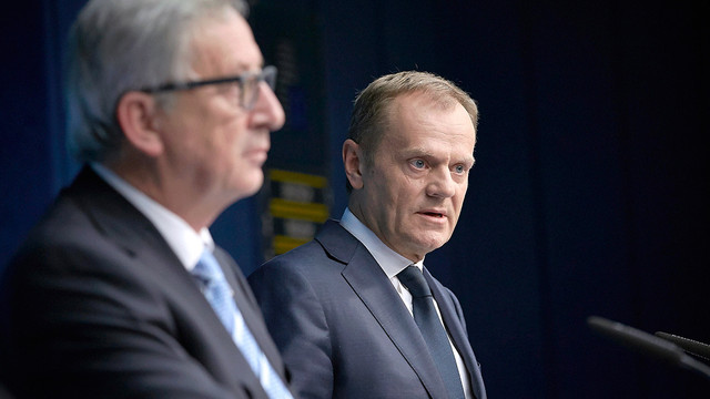 Tusk și Junker îl felicită pe Zelenski și promit că UE va continua să sprijine Ucraina