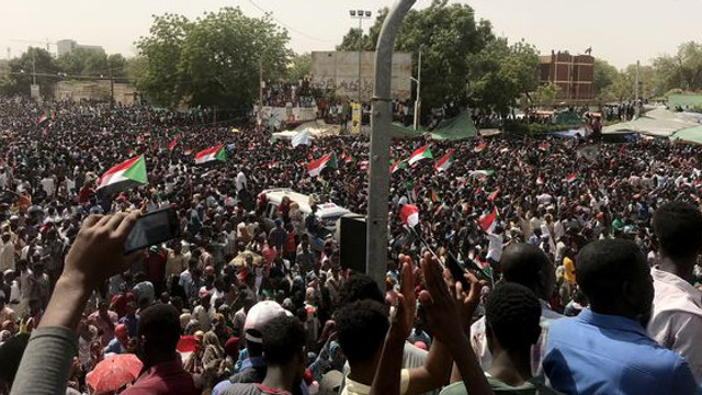 Sute de mii de oameni sfidează puterea militară și au protestat în Sudan
