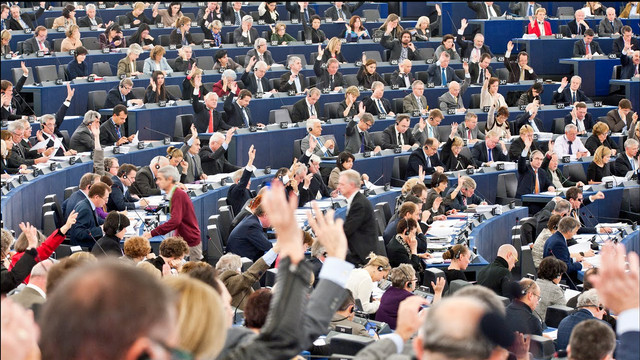 Parlamentul European a votat un proiect legislativ ce condiționează acordarea fondurilor europene de respectarea statului de drept