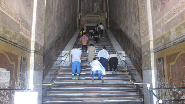 Scara Sfântă pe treptele căreia ar fi urcat Isus, dezvelită din învelișul de lemn pentru prima dată în ultimii 300 de ani