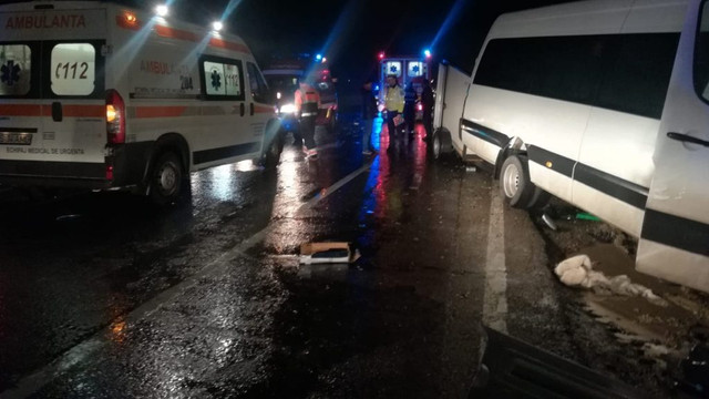 Grav accident la Iași, cu răniți în stare gravă. Două microbuze s-au ciocnit, unul mergea spre Chișinău (foto)