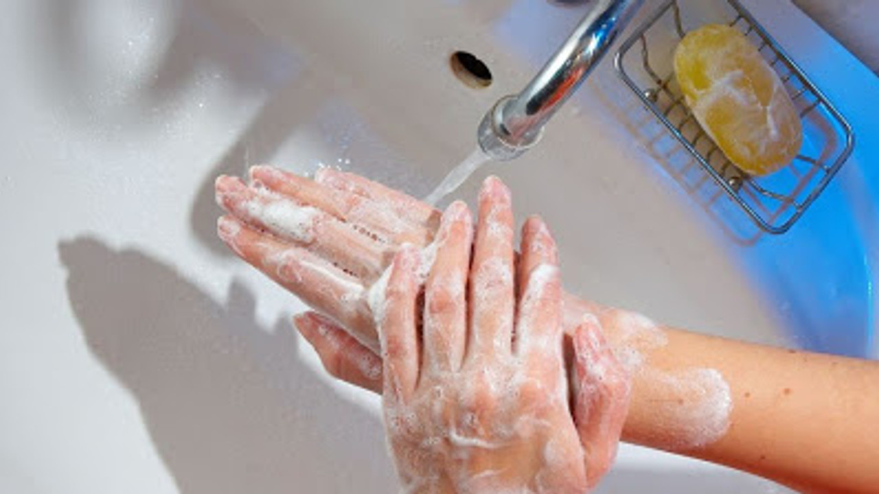 Чем можно смыть с рук. Мытье рук с мылом. Мыло для рук. Вымойте руки с мылом.