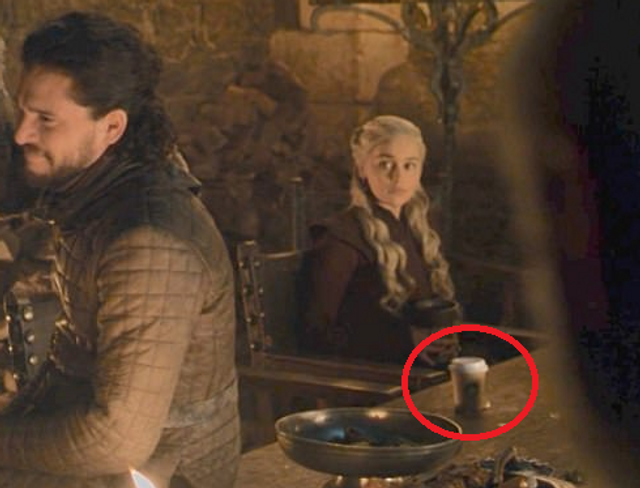 FOTO | Gafă amuzantă a producătorilor Game of Thrones: Ce au uitat în fața unuia dintre personajele principale în ultimul episod difuzat