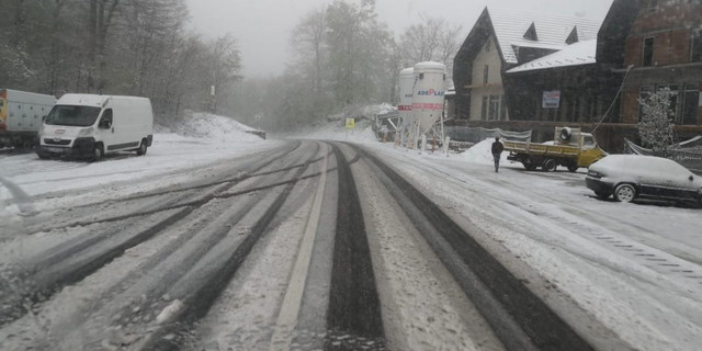 Trafic în condiții de iarnă, în munții Maramureșului șoseaua este acoperită de zapadă și ninge