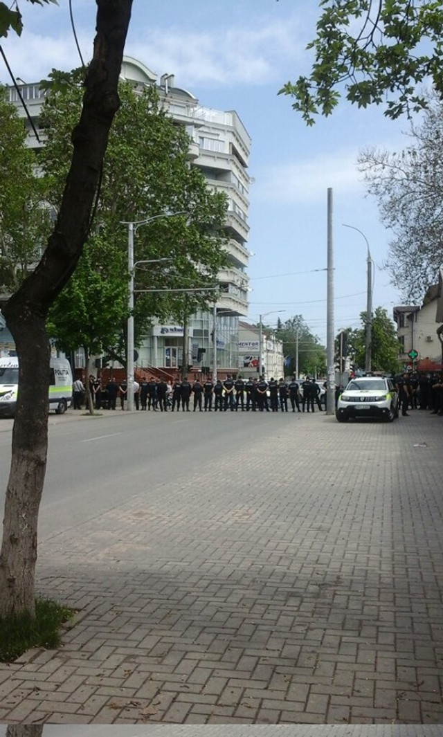 Circulație blocată pe strada București din Capitală atât pentru transport, cât și pentru pietoni, în legătură cu marșul în susținerea comunității LGBT