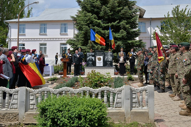 Placă dezvelită la Flămânzeni, în memoria lui Grigore Baștan, primul general parașutist din Armata Română 