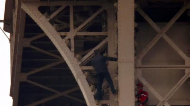 Un bărbat a stat șase ore agățat de Turnul Eiffel din Paris