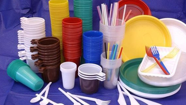 Articole din plastic de unică folosință, pentru care există alternative pe piață, interzise în UE
