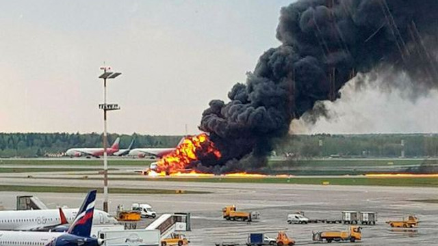 Bilanțul catastrofei aviatice de la Moscova: 41 de morți. Martorii, „traumatizați” de avionul aterizând în flăcări (VIDEO)