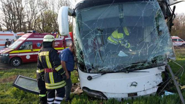 VIDEO | Tornadă uriașă în România. Un autocar cu 40 de persoane la bord a fost aruncat de pe șosea