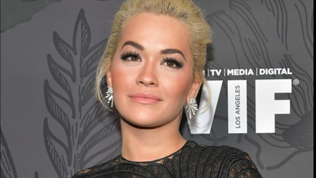 Bijuterii în valoare de 3,5 milioane de euro, pentru Rita Ora, au fost uitate într-un avion
