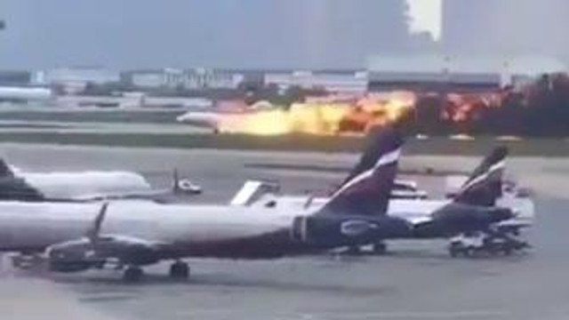 VIDEO | Un avion rusesc de pasageri a aterizat în flăcări la Moscova. Cel puțin un mort