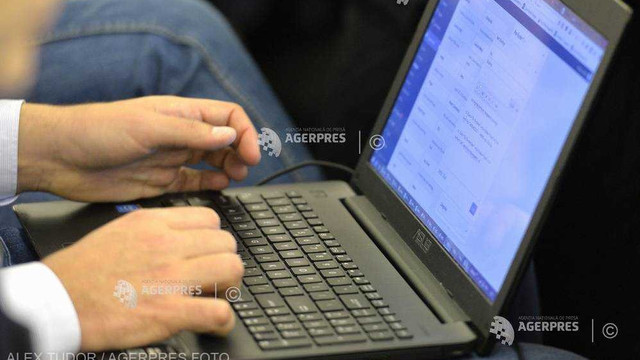 Peste jumătate dintre anganjați își ascund de colegi și șefi activitatea pe rețelele de socializare (Raport)